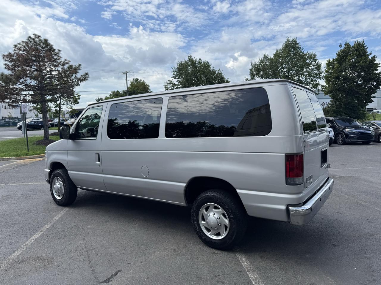 Ford Econoline E-350 XL Super Duty 2013