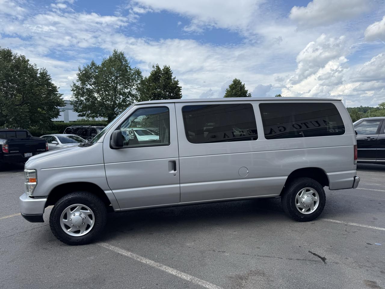 Ford Econoline E-350 XL Super Duty 2013
