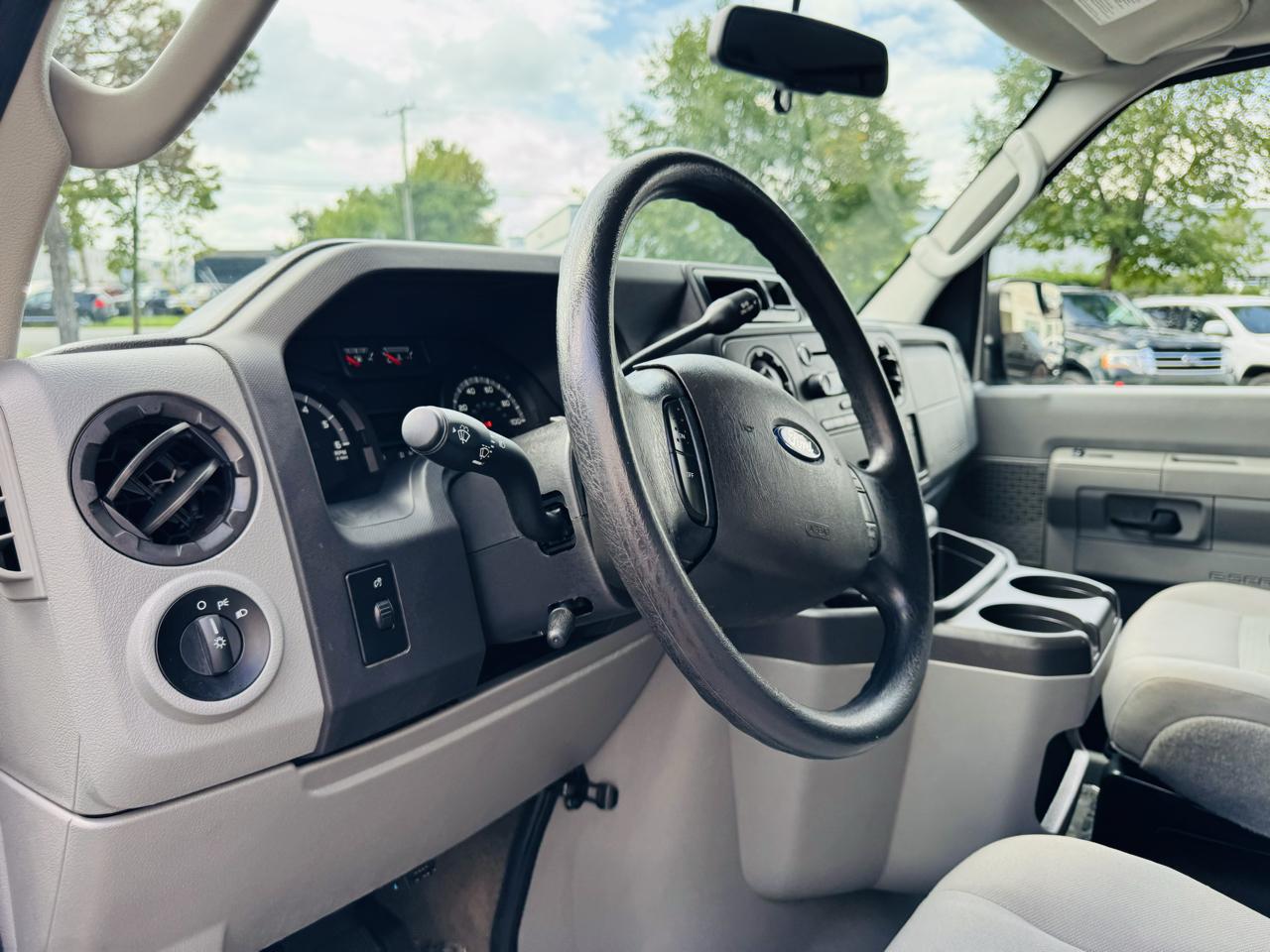 Ford Econoline E-350 XL Super Duty 2013