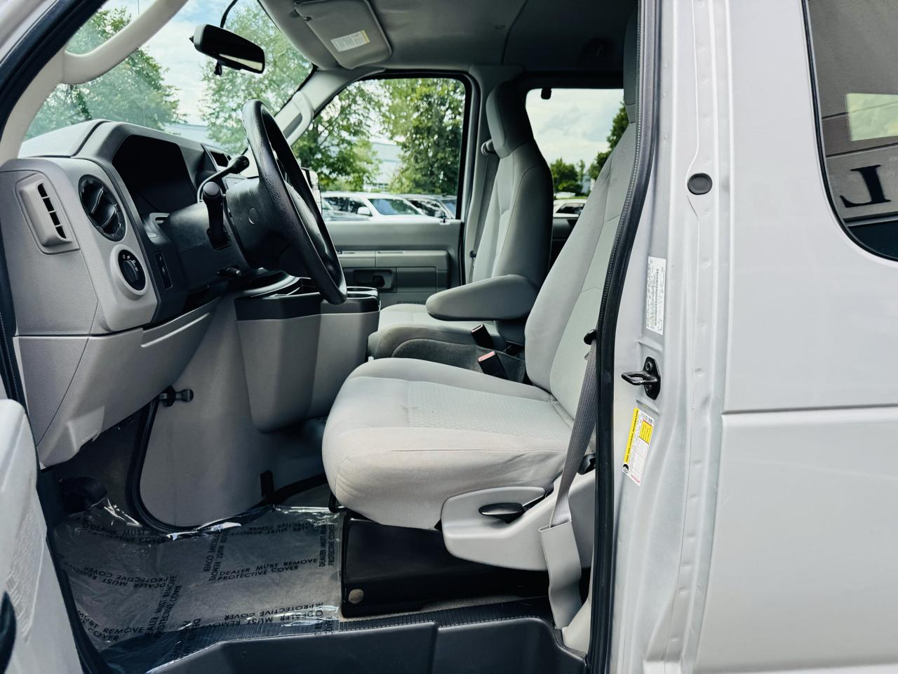 Ford Econoline E-350 XL Super Duty 2013