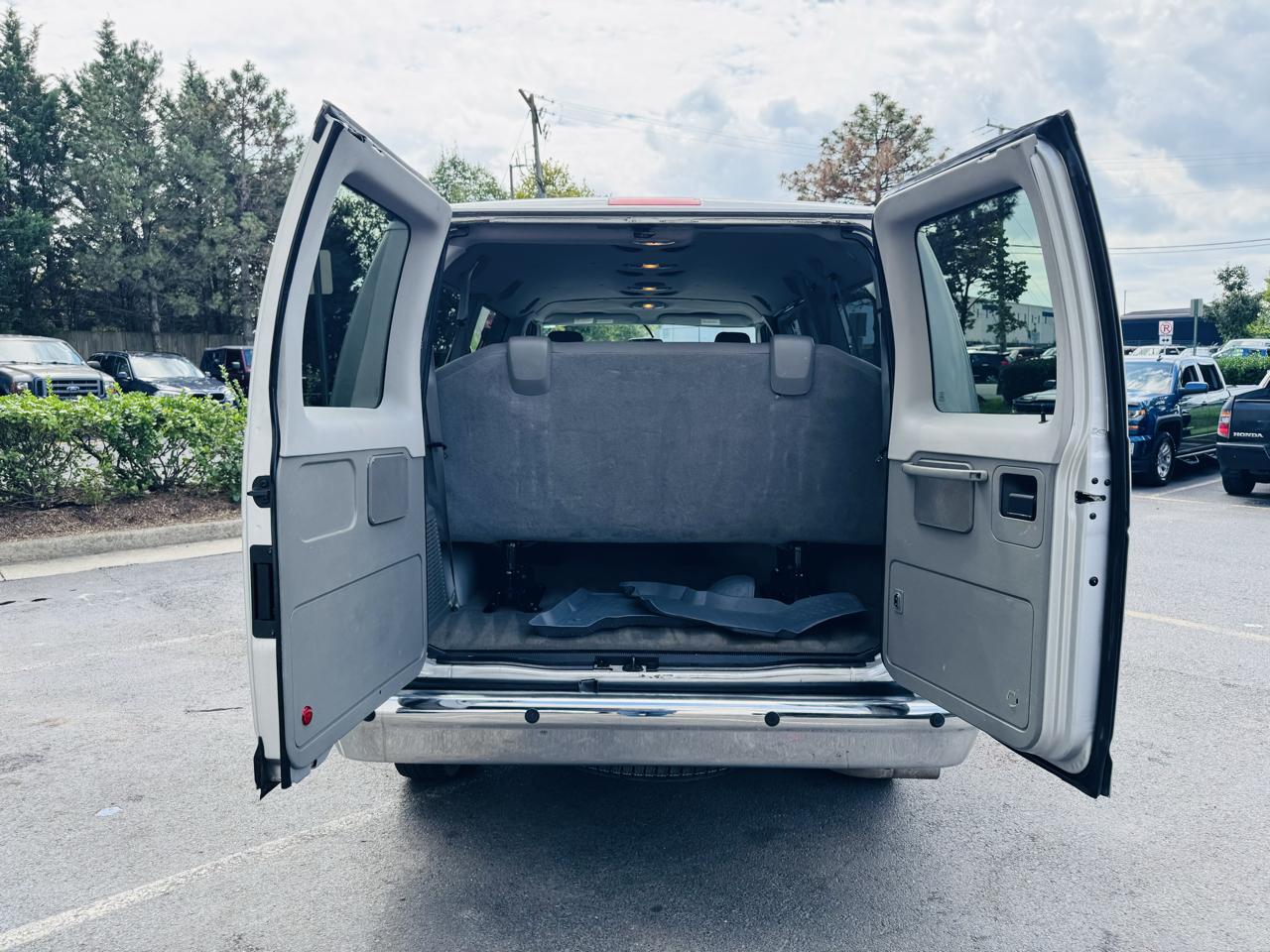 Ford Econoline E-350 XL Super Duty 2013