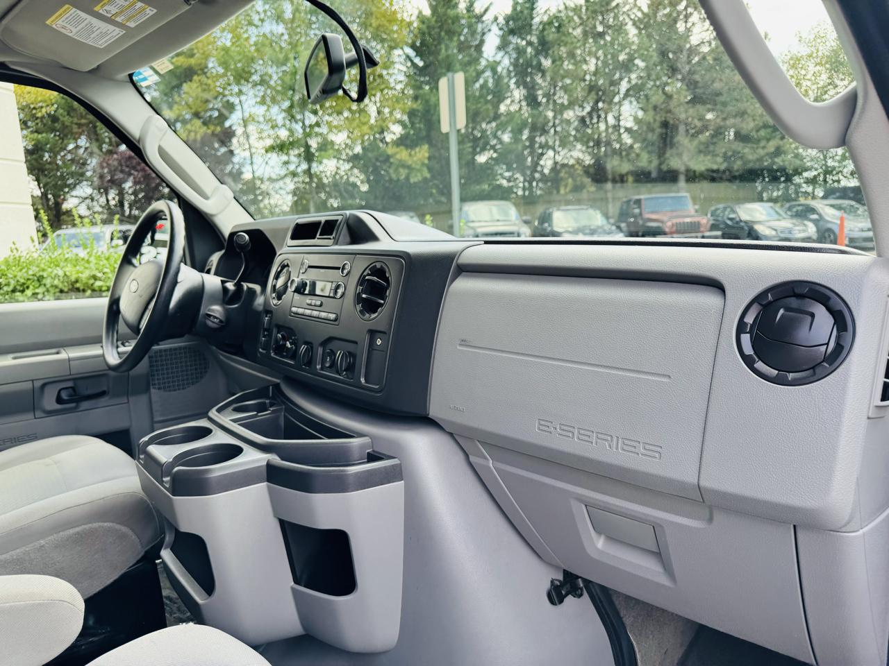 Ford Econoline E-350 XL Super Duty 2013