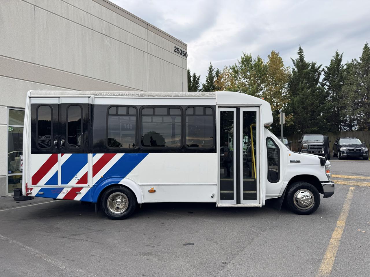 Ford Econoline E-350 Chateau Super Duty 2012
