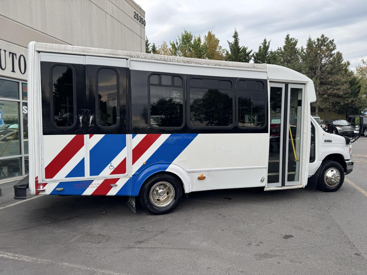 Ford Econoline E-350 Chateau Super Duty 2012