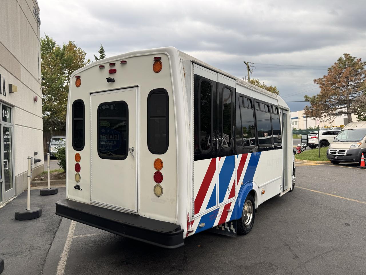 Ford Econoline E-350 Chateau Super Duty 2012