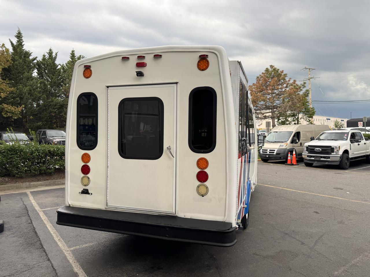 Ford Econoline E-350 Chateau Super Duty 2012