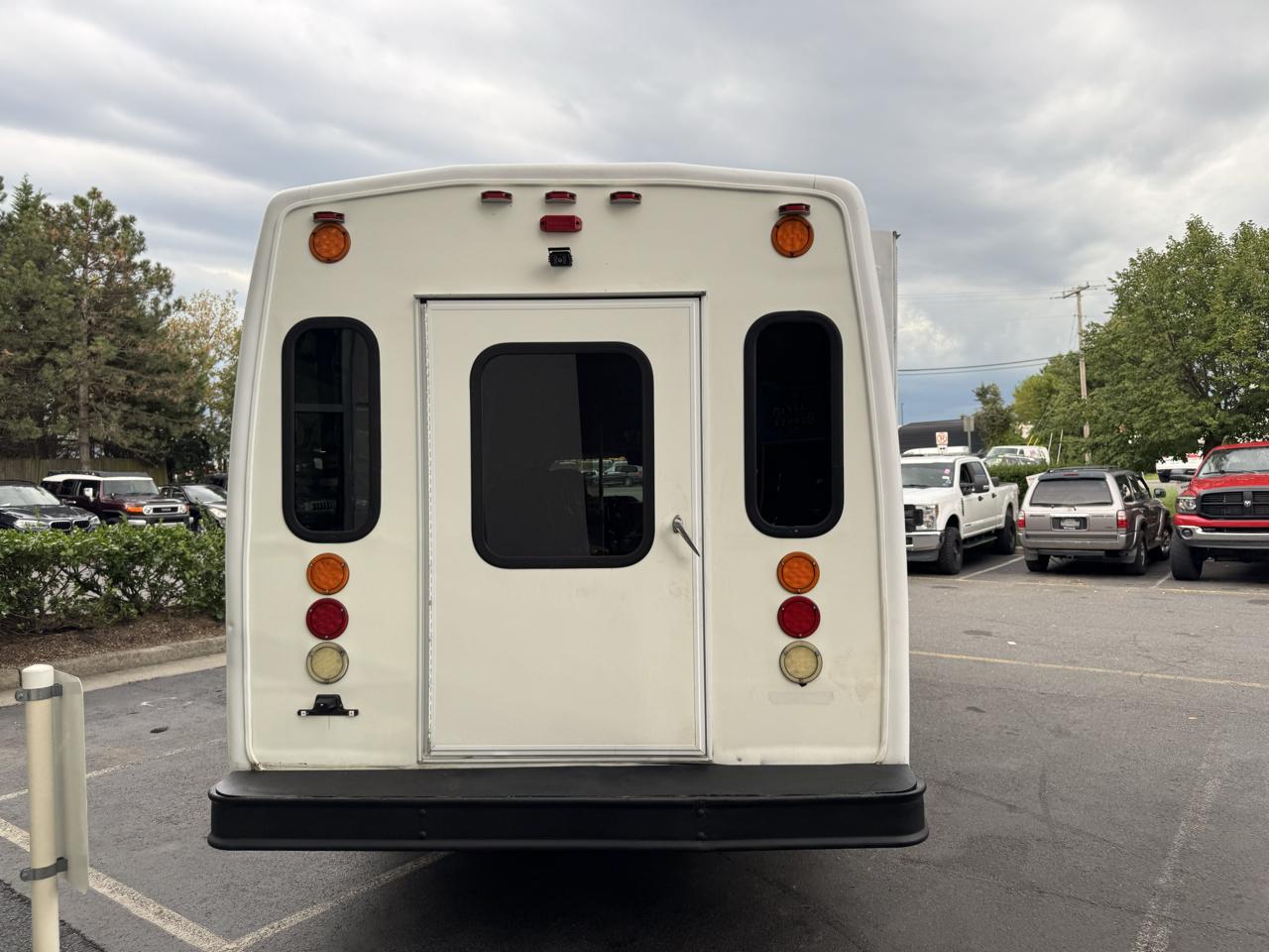 Ford Econoline E-350 Chateau Super Duty 2012