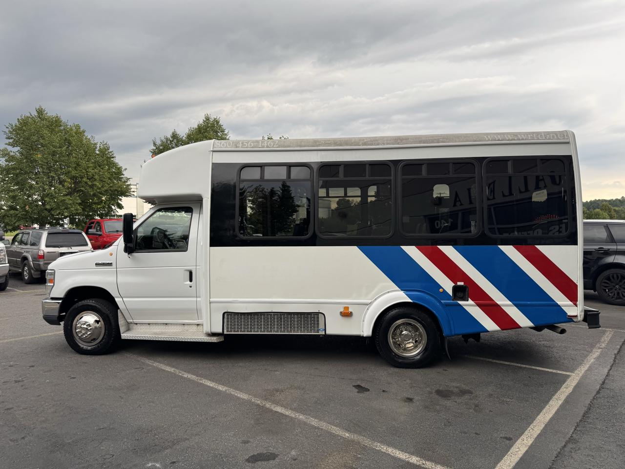 Ford Econoline E-350 Chateau Super Duty 2012