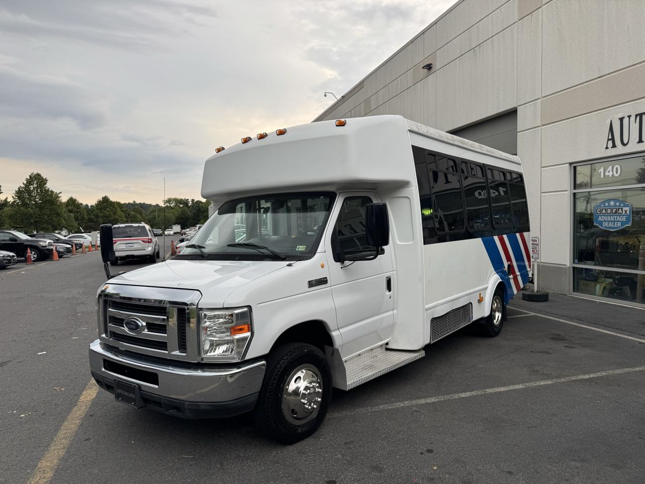 Ford Econoline E-350 Chateau Super Duty 2012