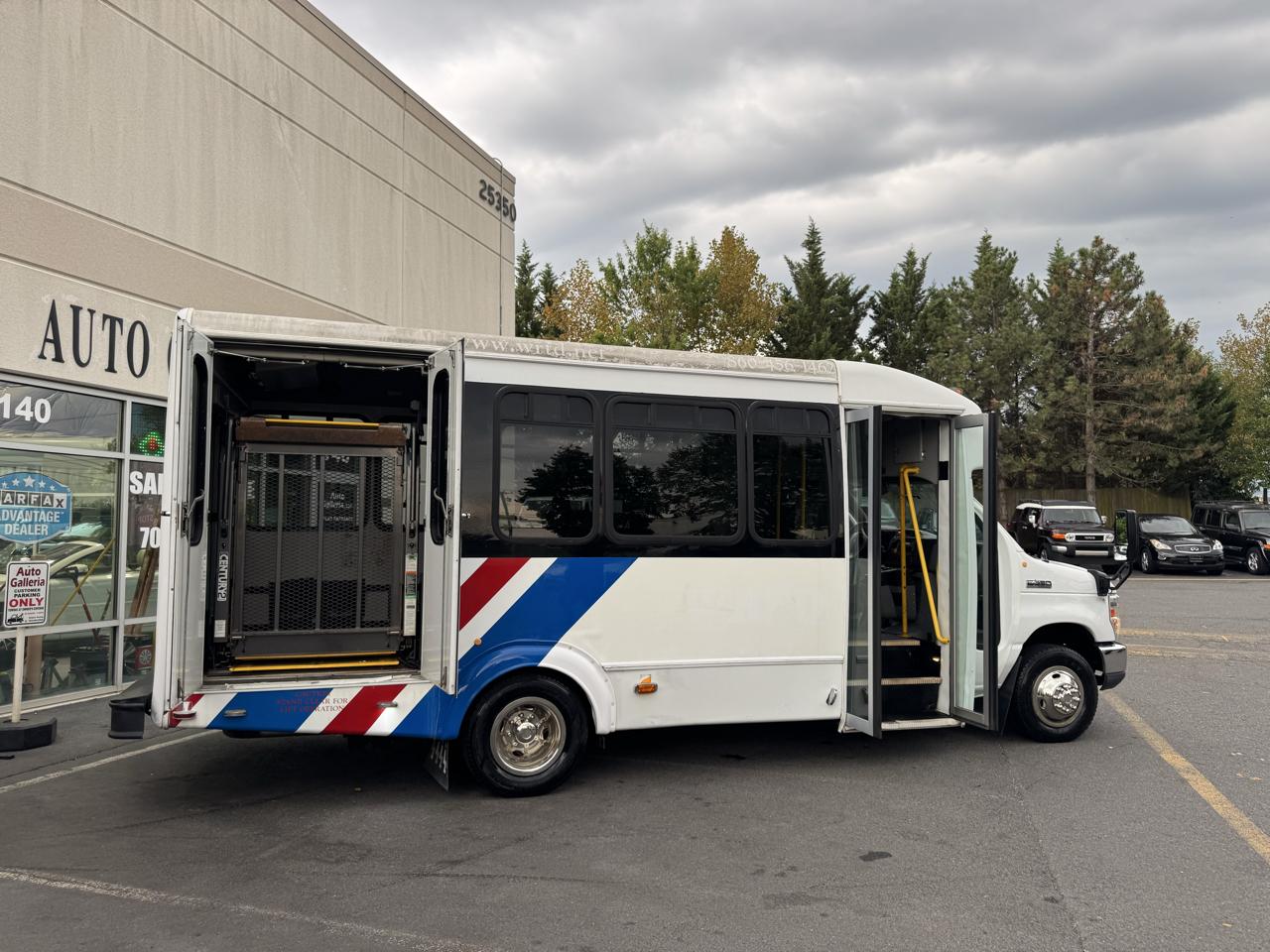 Ford Econoline E-350 Chateau Super Duty 2012