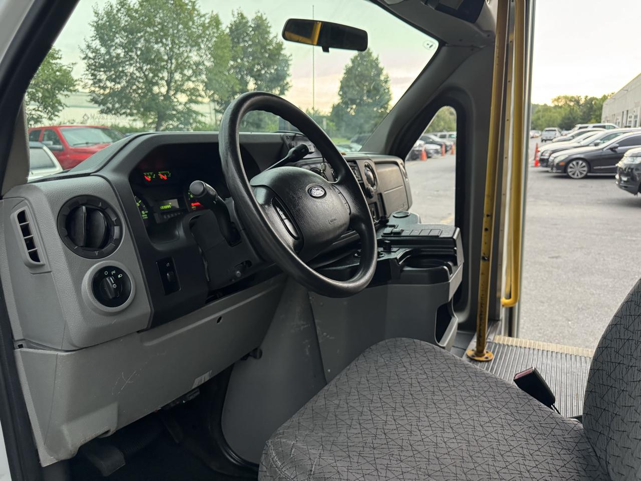 Ford Econoline E-350 Chateau Super Duty 2012