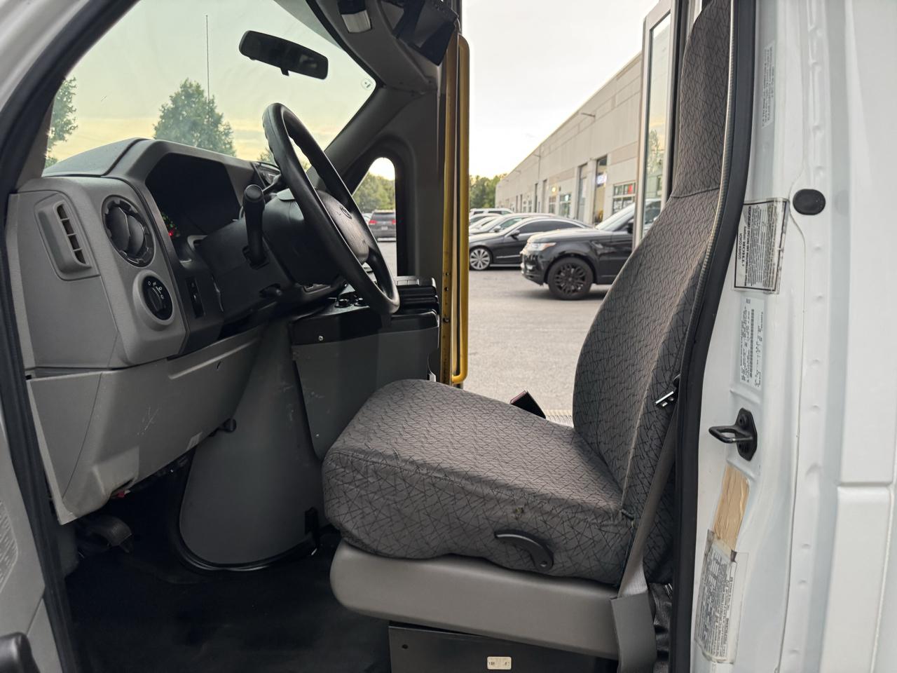 Ford Econoline E-350 Chateau Super Duty 2012