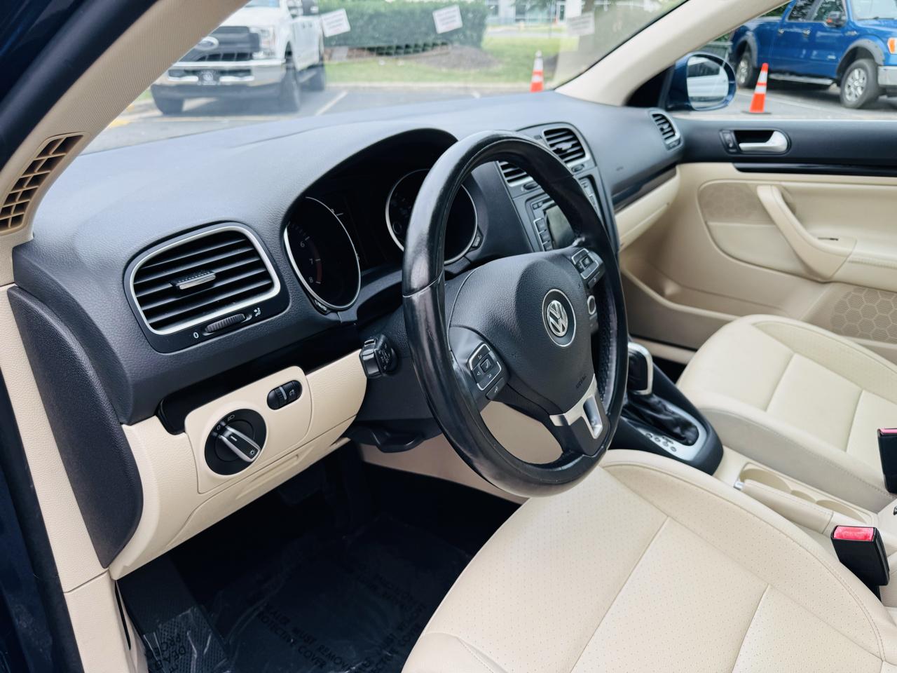 Volkswagen Jetta SportWagen 2.5L SE PZEV 2014