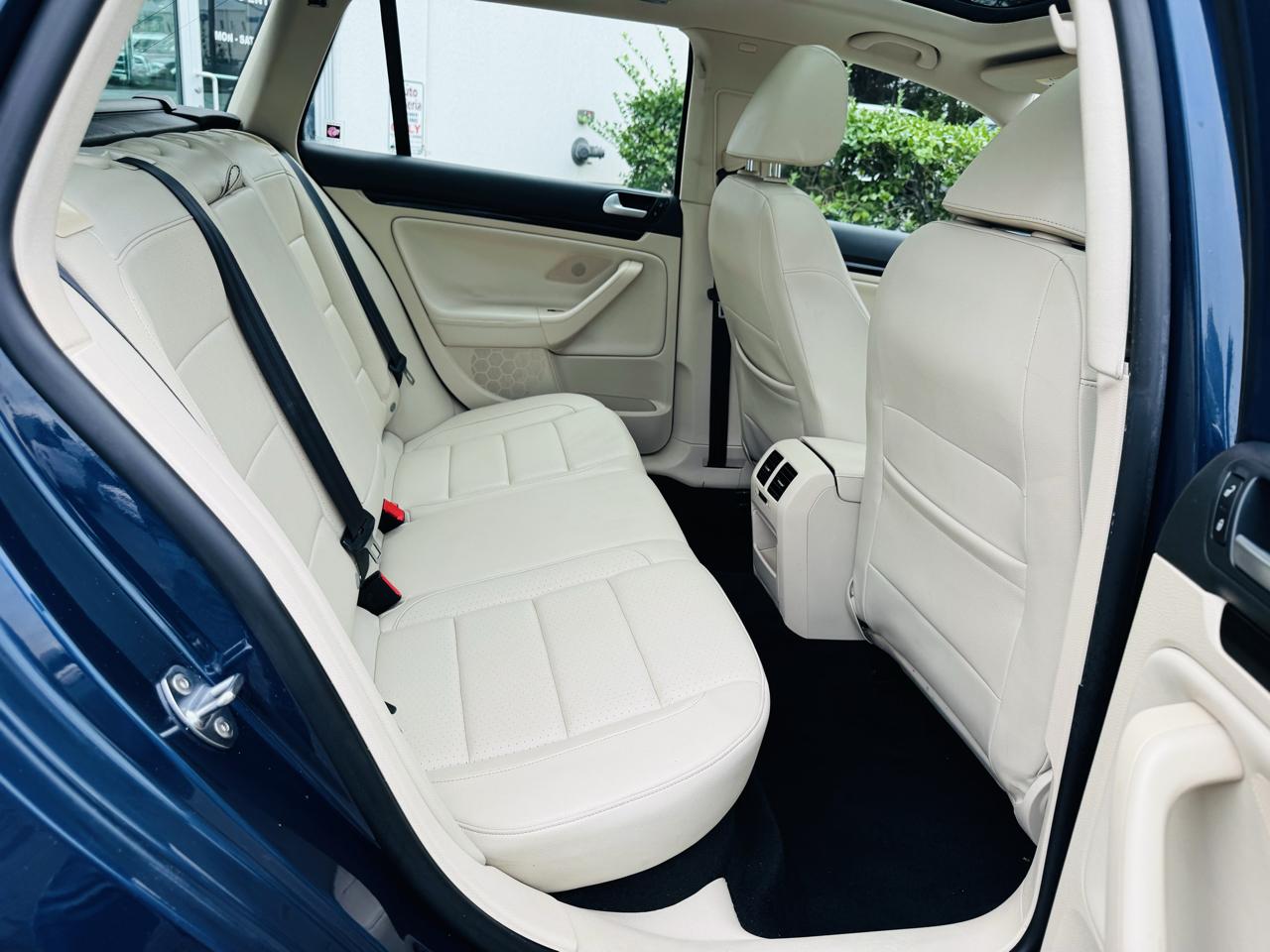 Volkswagen Jetta SportWagen 2.5L SE PZEV 2014