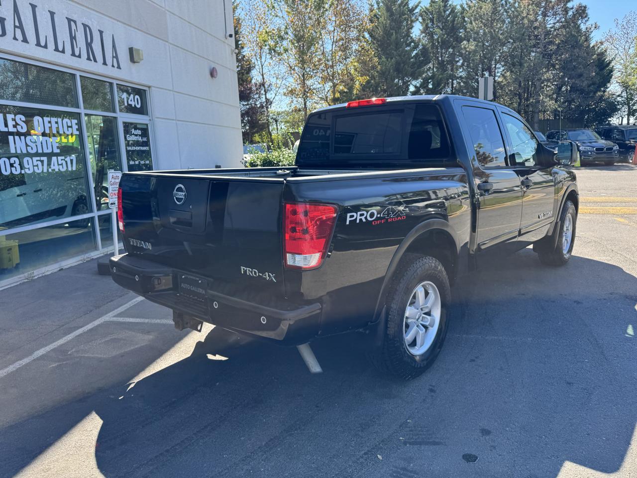 Nissan Titan SV Crew Cab 4WD 2011