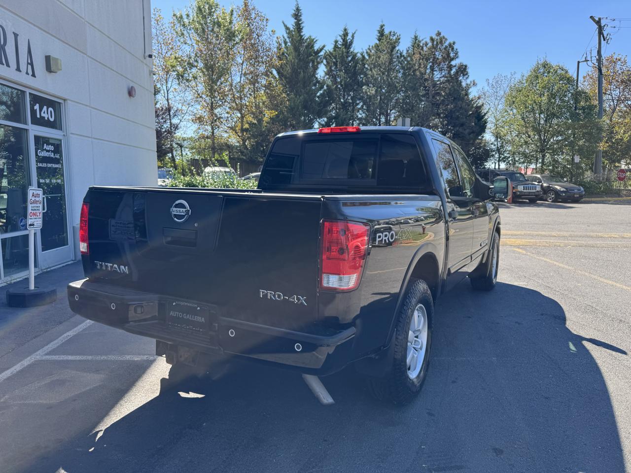 Nissan Titan SV Crew Cab 4WD 2011