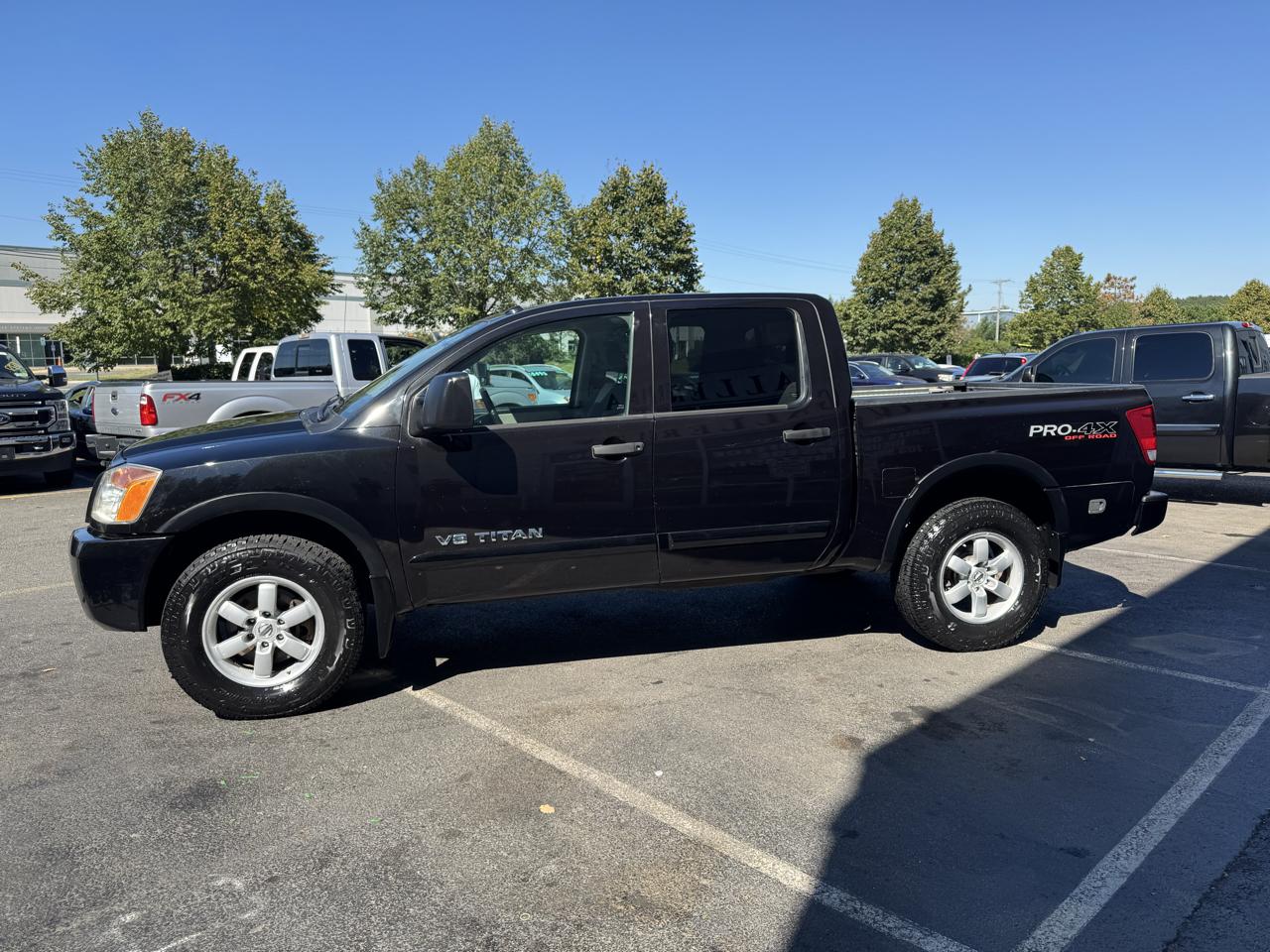 Nissan Titan SV Crew Cab 4WD 2011