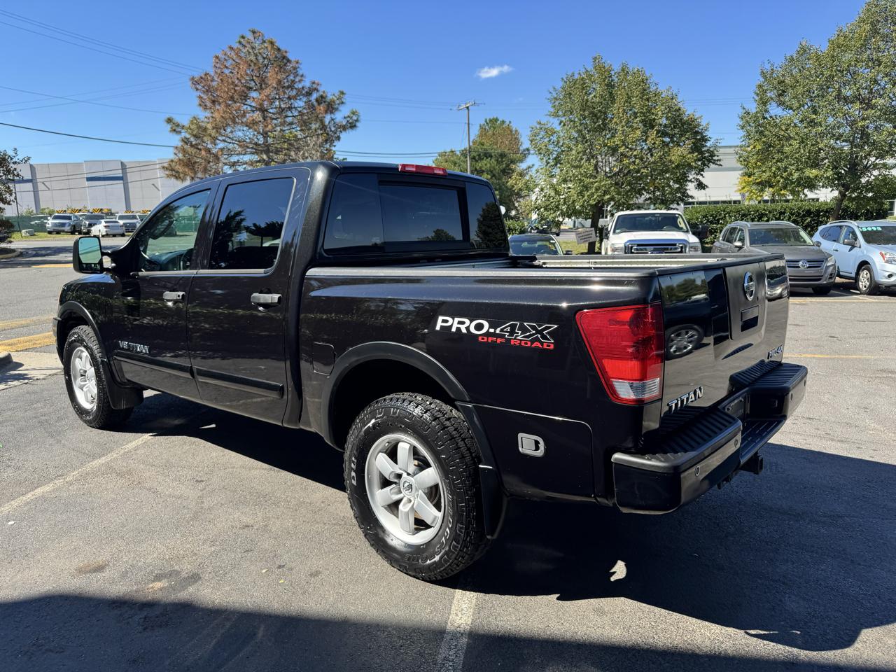 Nissan Titan SV Crew Cab 4WD 2011