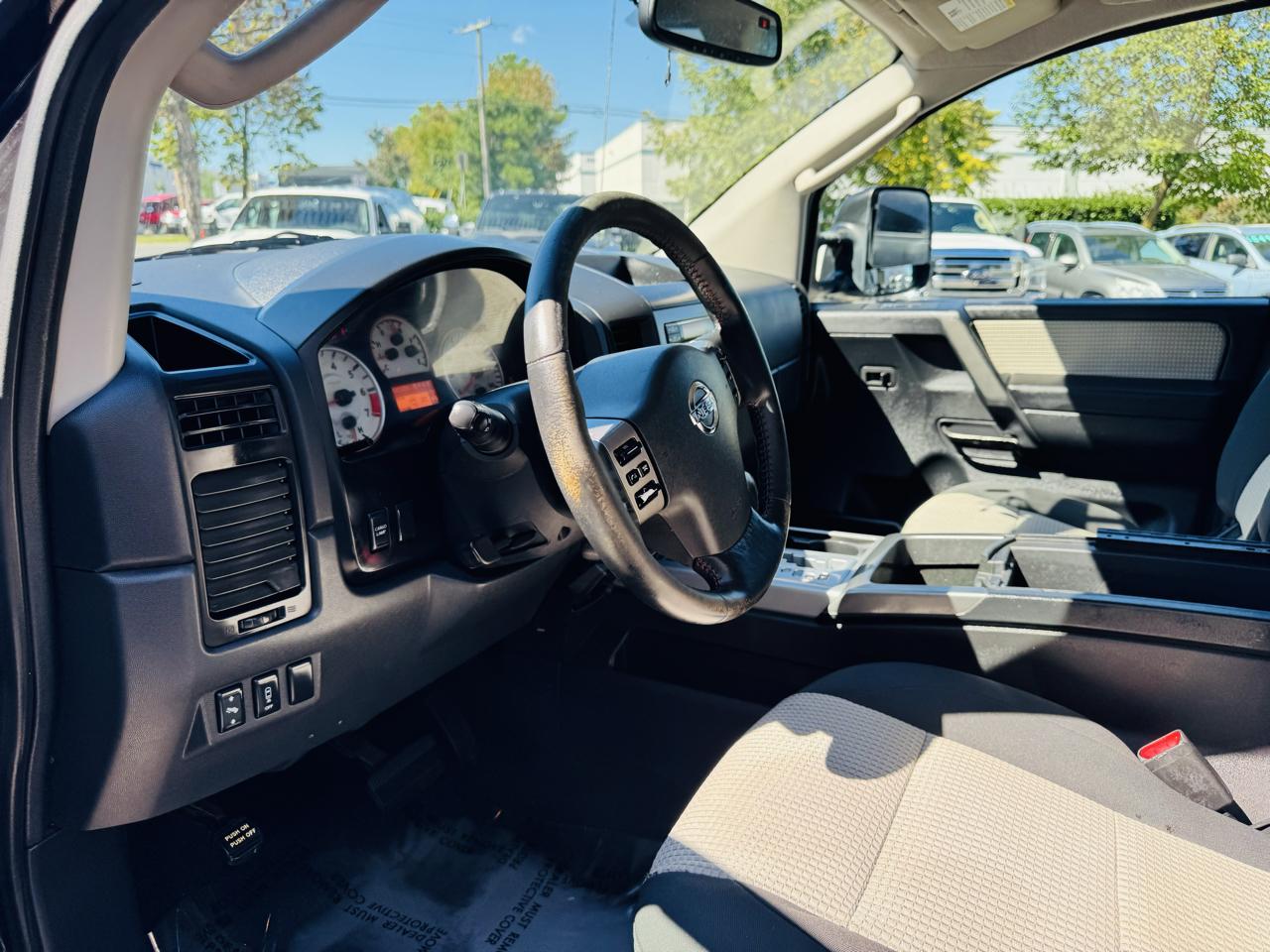 Nissan Titan SV Crew Cab 4WD 2011