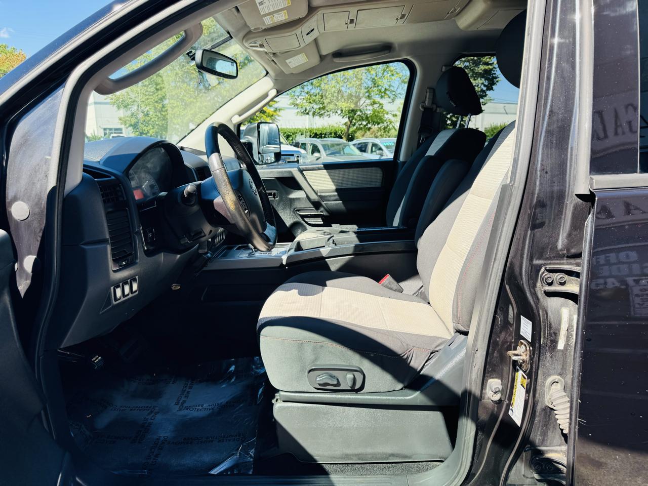 Nissan Titan SV Crew Cab 4WD 2011