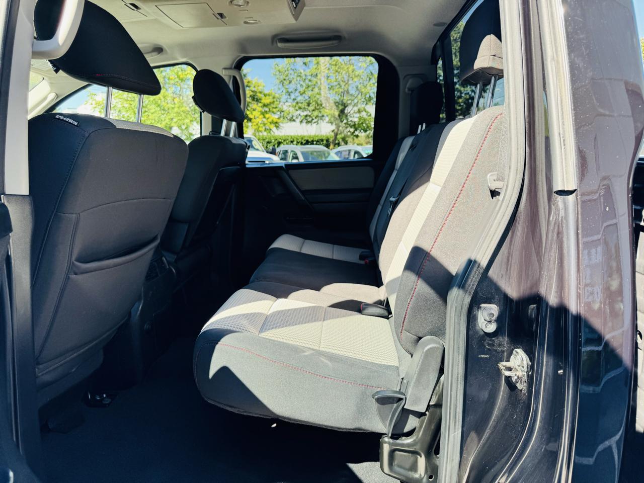 Nissan Titan SV Crew Cab 4WD 2011