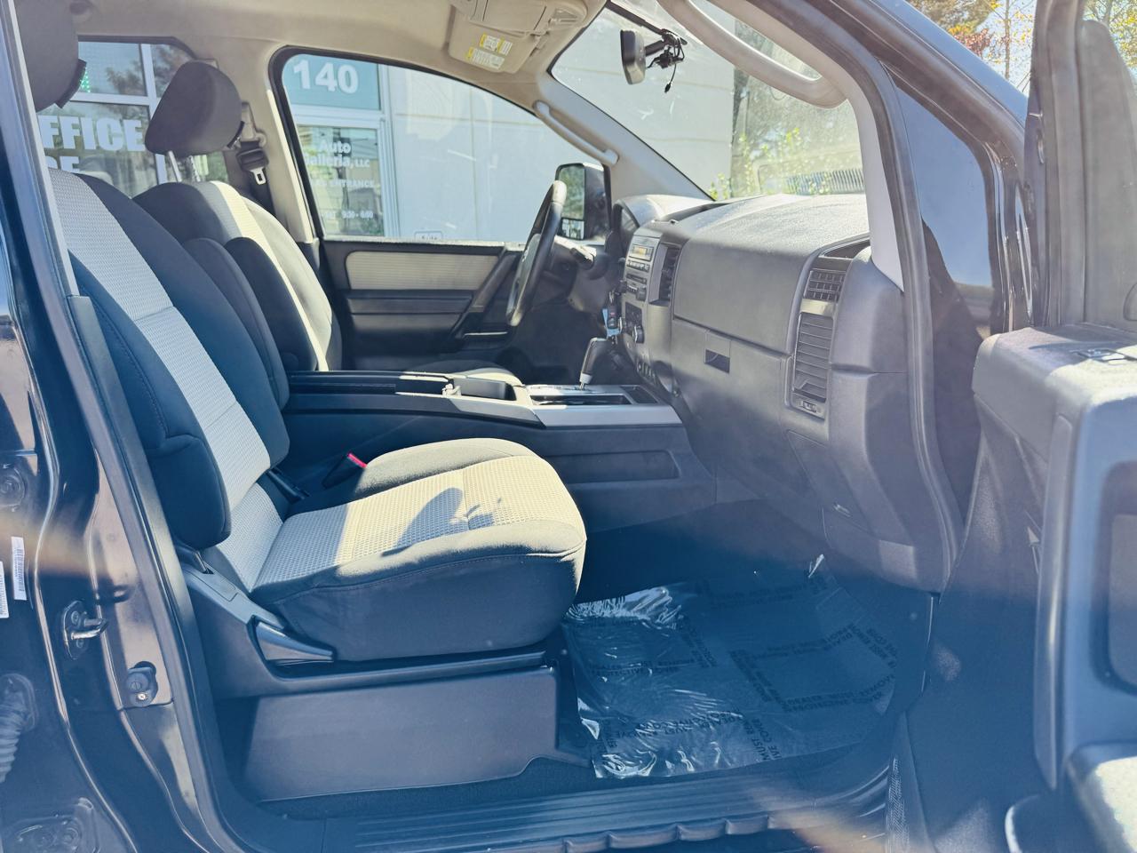 Nissan Titan SV Crew Cab 4WD 2011