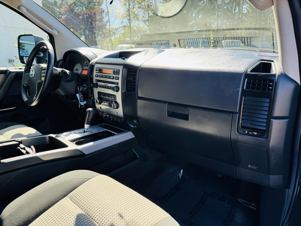 Nissan Titan SV Crew Cab 4WD 2011