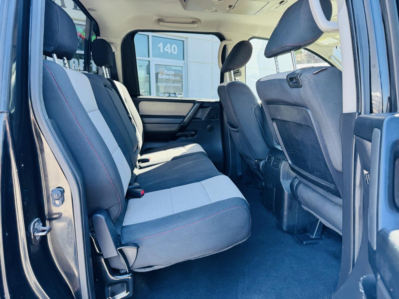 Nissan Titan SV Crew Cab 4WD 2011
