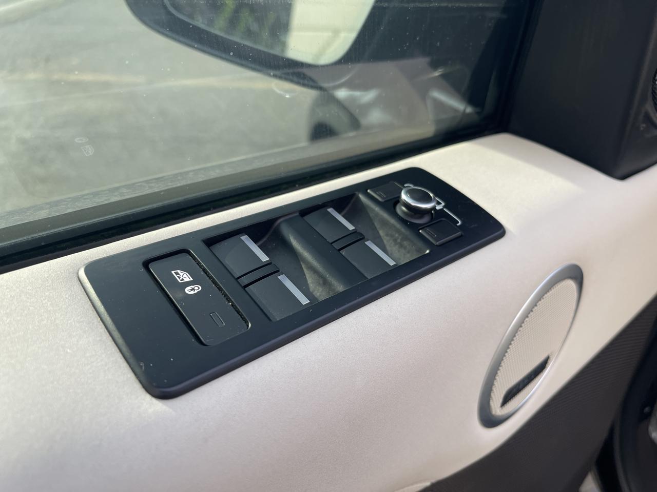 Land Rover Discovery HSE Luxury 4D SUV V6 2017