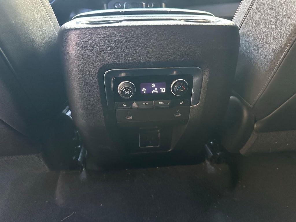 Chevrolet Suburban  2021