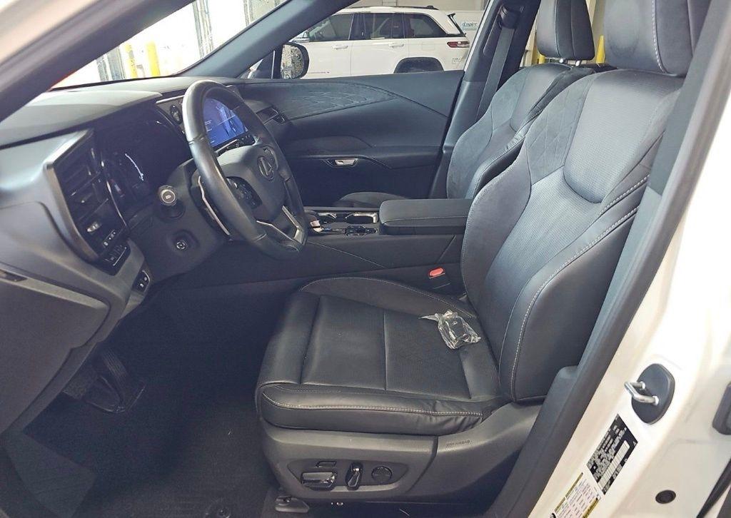 Lexus RX  2023