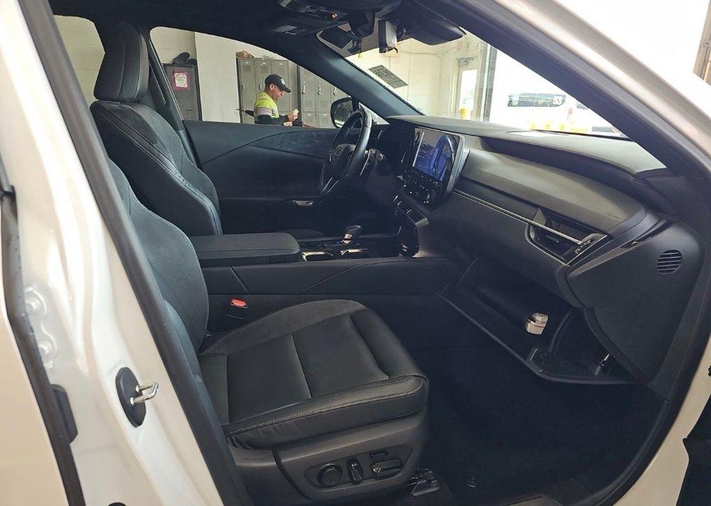 Lexus RX  2023