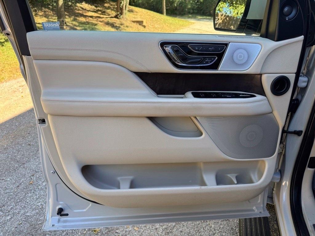 Lincoln Navigator L photo 12