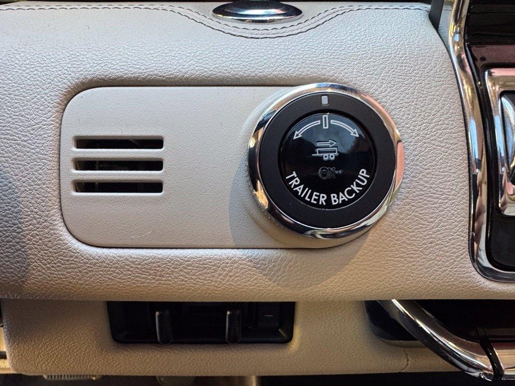 Lincoln Navigator L photo 21