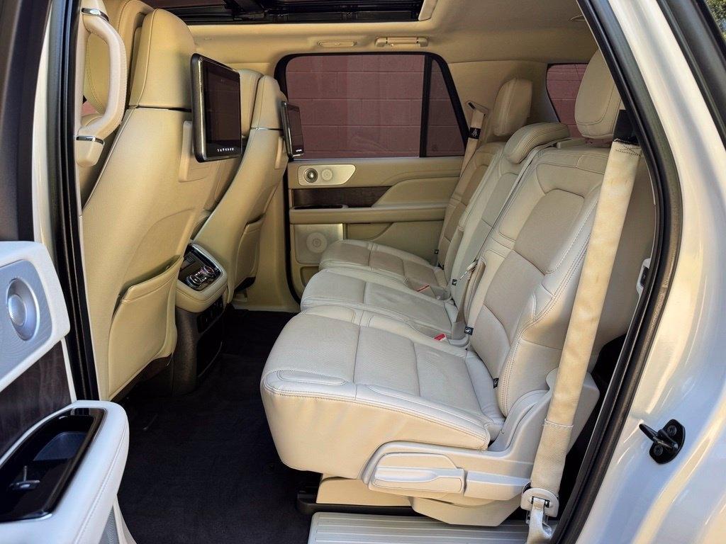 Lincoln Navigator L photo 24