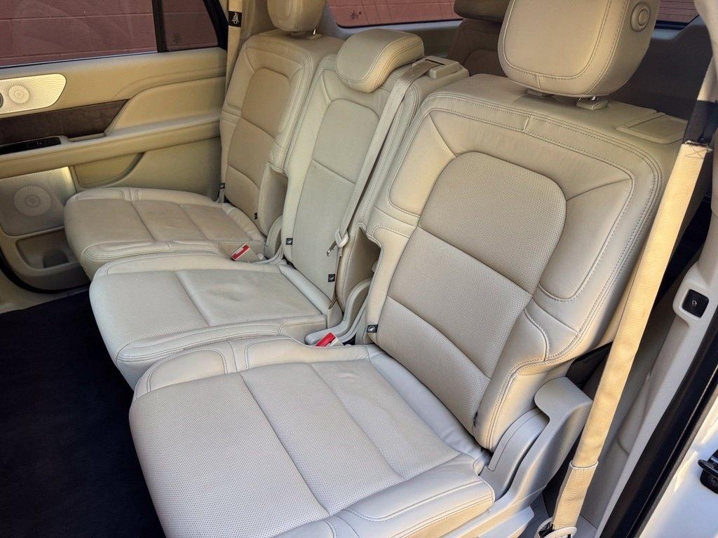 Lincoln Navigator L photo 28