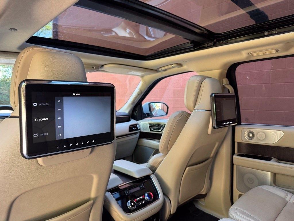 Lincoln Navigator L photo 30