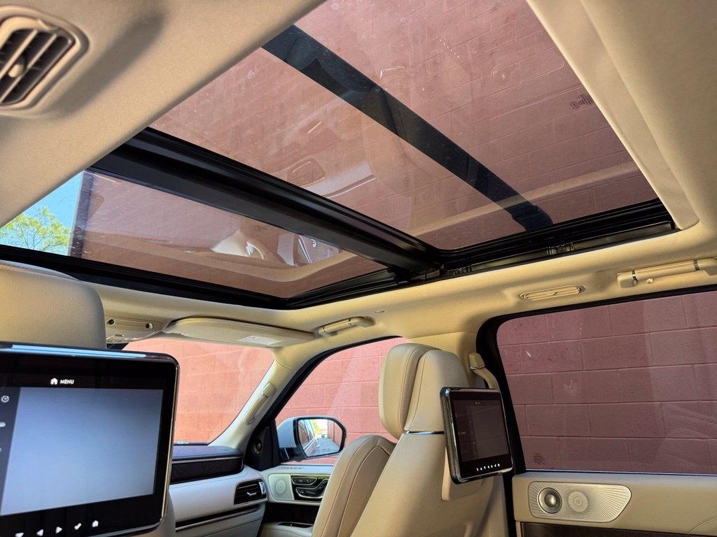Lincoln Navigator L photo 31