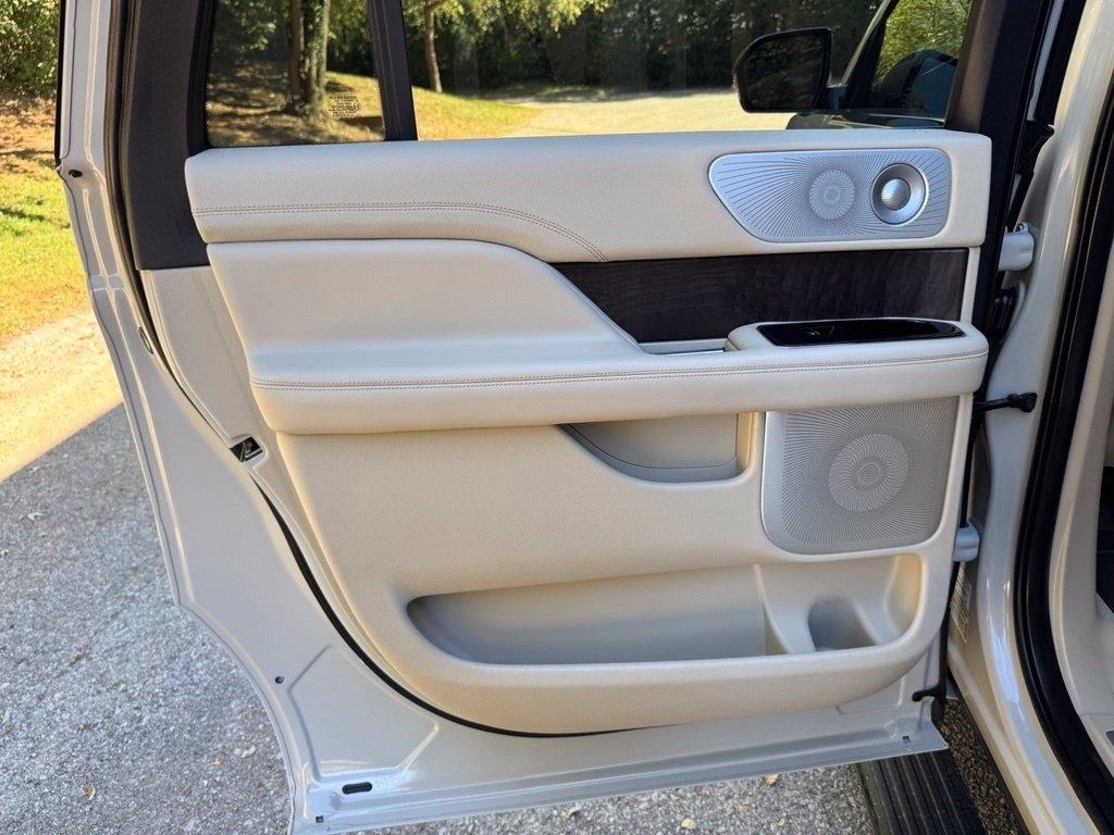 Lincoln Navigator L photo 32