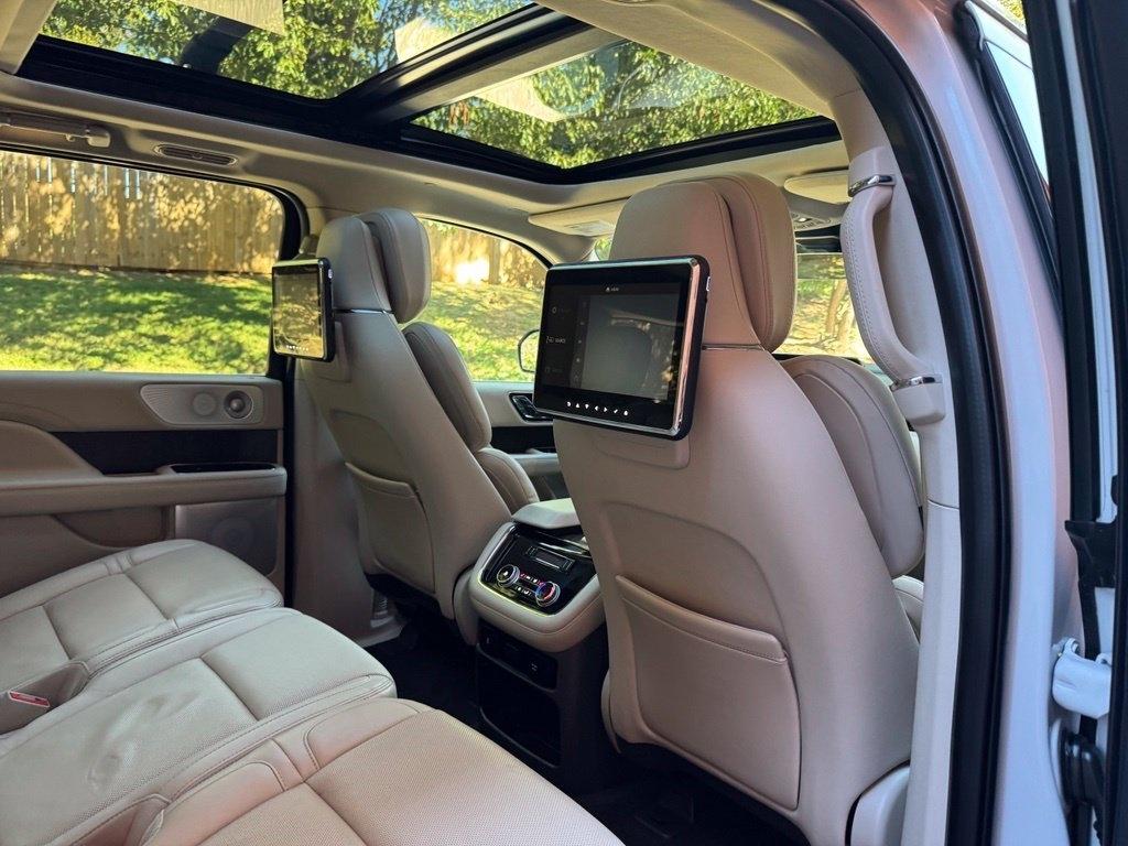 Lincoln Navigator L photo 34