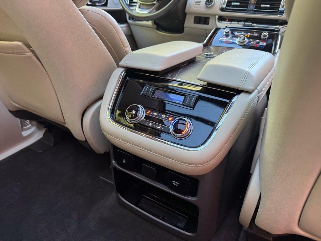 Lincoln Navigator L photo 35