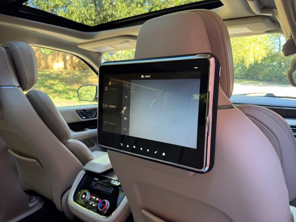 Lincoln Navigator L photo 36