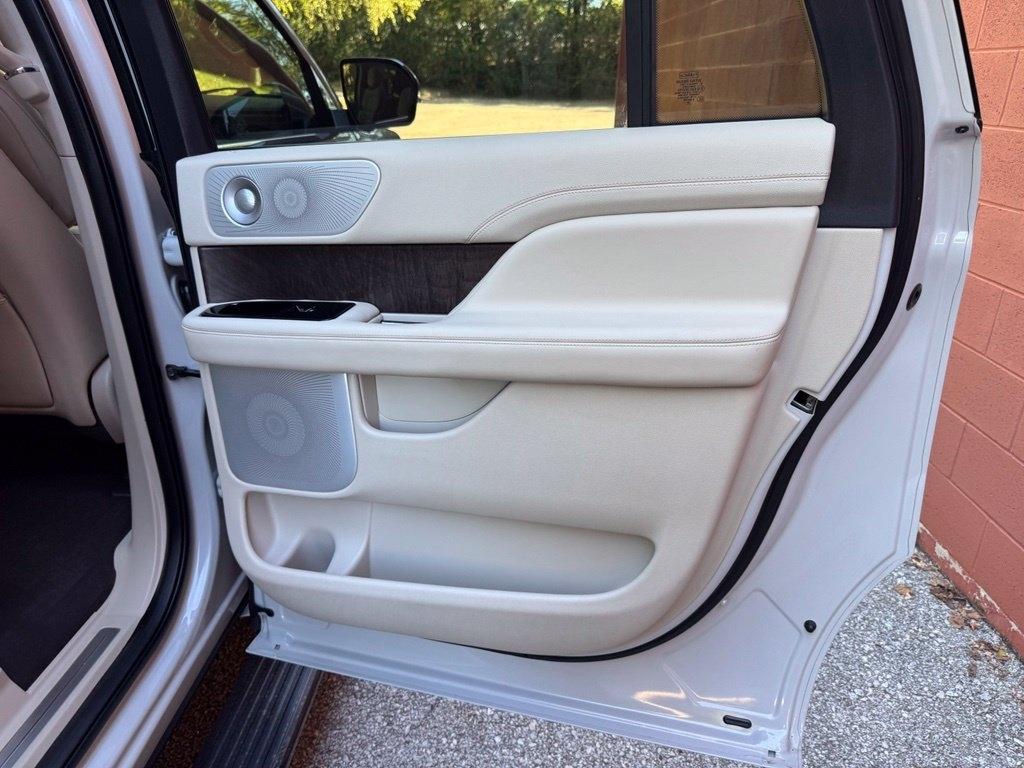 Lincoln Navigator L photo 37