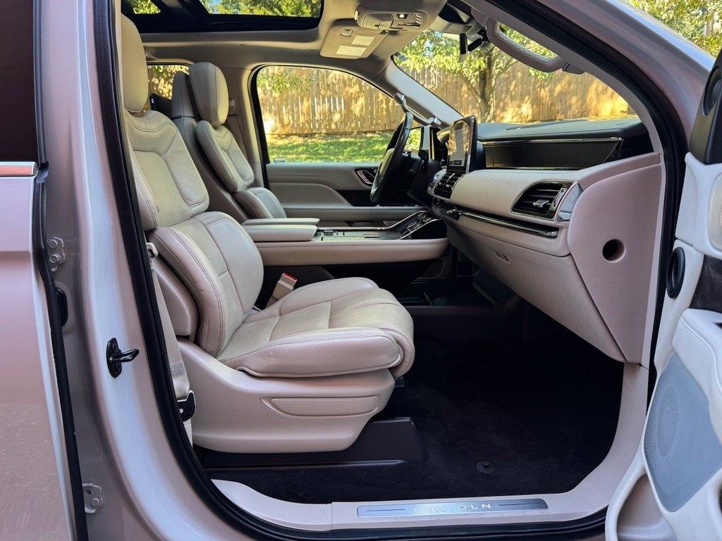 Lincoln Navigator L photo 38