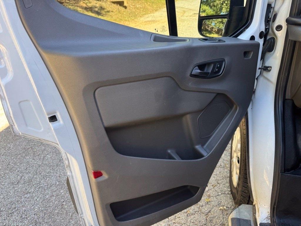Ford Transit photo 11