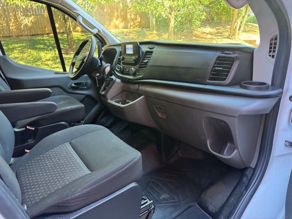 Ford Transit photo 16