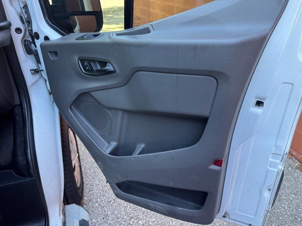 Ford Transit photo 18
