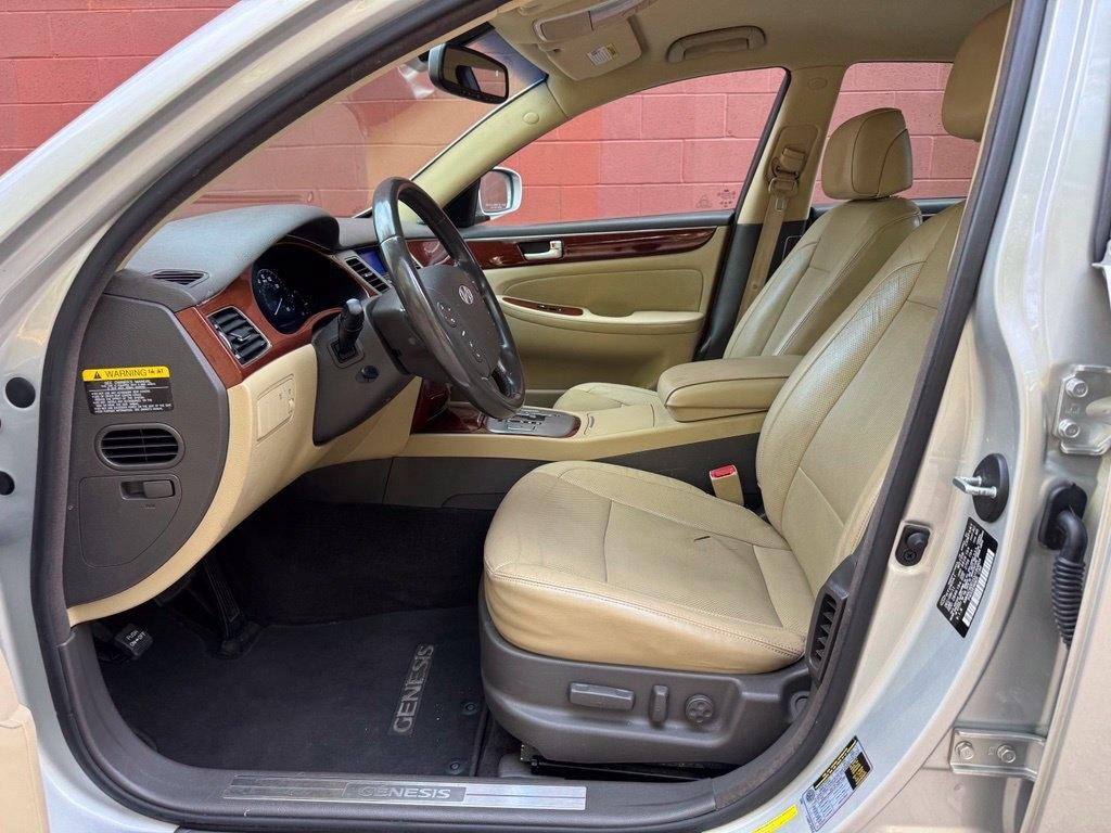 Hyundai Genesis  2012