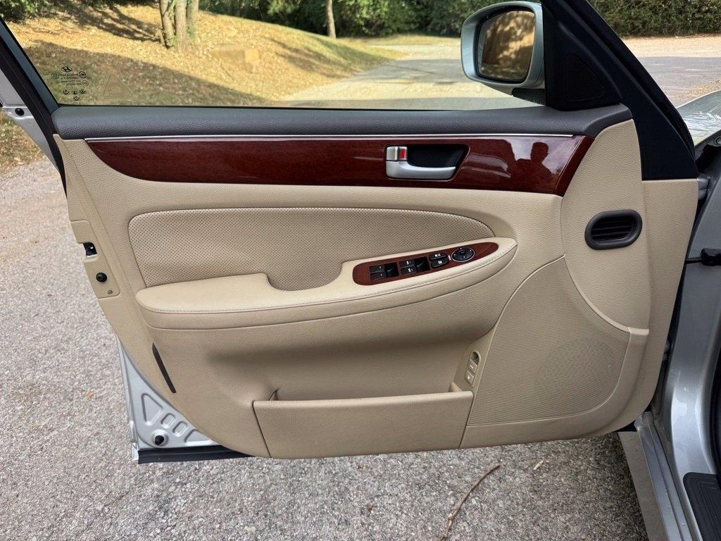 Hyundai Genesis  2012