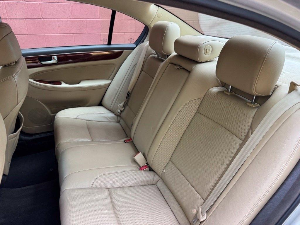 Hyundai Genesis  2012
